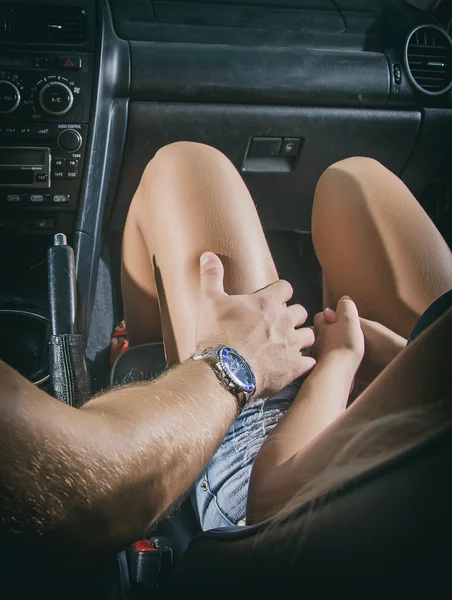 kadın diz erkek eli dokunur.