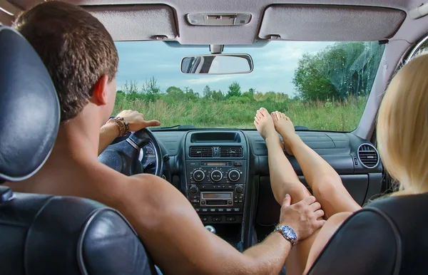 คู่รักหนุ่มสาวพักผ่อนบนธรรมชาติในรถ . — ภาพถ่ายสต็อก