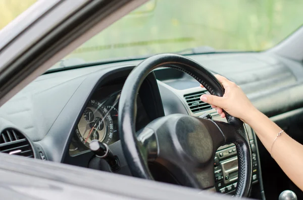 Frauenhand am Steuer eines Autos. Unerkennbare Person. — Stockfoto