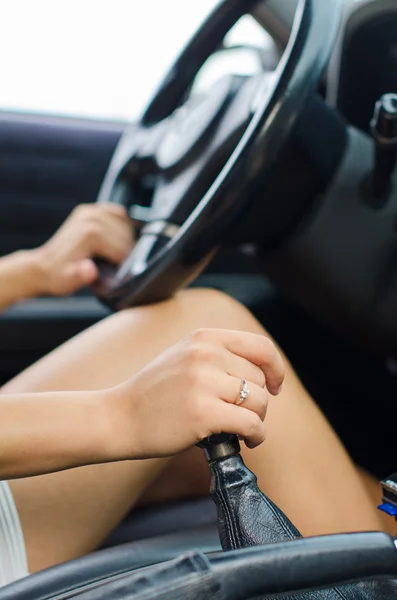 La mano di una donna che guida un'auto. Persona irriconoscibile . — Foto Stock