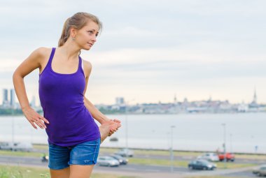 genç kadın spor yapmadan önce uzanır..