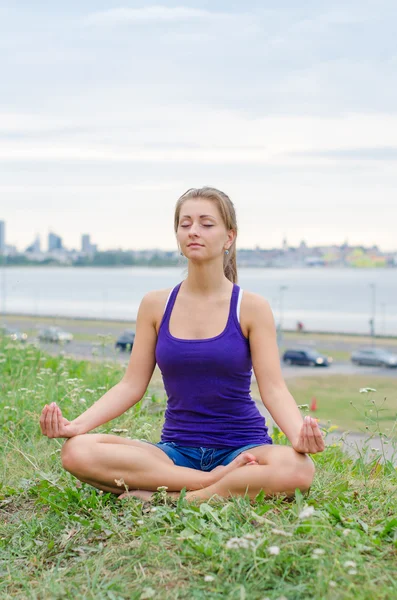 Deniz kenarında meditasyon genç güzel kadın. — Stok fotoğraf