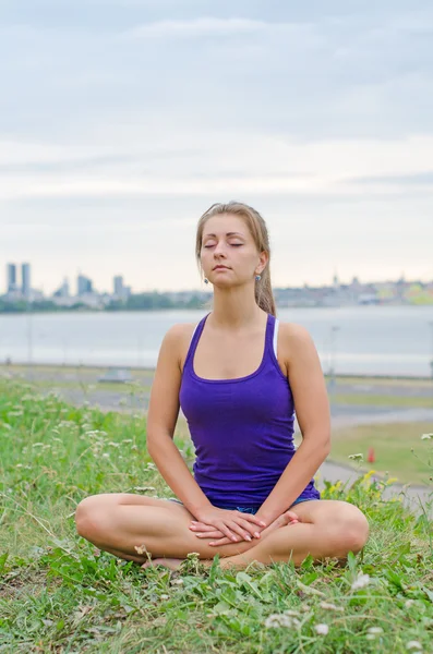 Young pretty woman meditating by the sea. — Stock Photo, Image