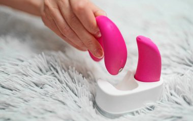 Pembe G-noktası vibratörünü alan kadın..