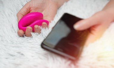 Telefon uygulaması kontrollü pembe g-noktası vibratörü.