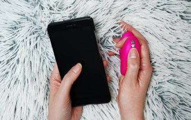 Telefon uygulaması kontrollü pembe g-noktası vibratörü.