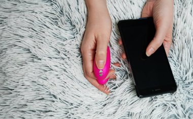 Telefon uygulaması kontrollü pembe g-noktası vibratörü.