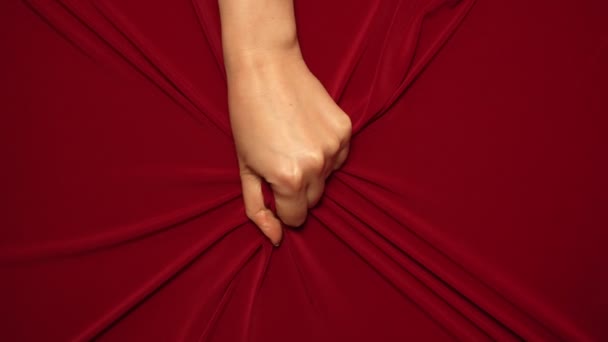Vrouwenhand Knijpt Hartstochtelijk Het Rode Laken Liefde Concept — Stockvideo