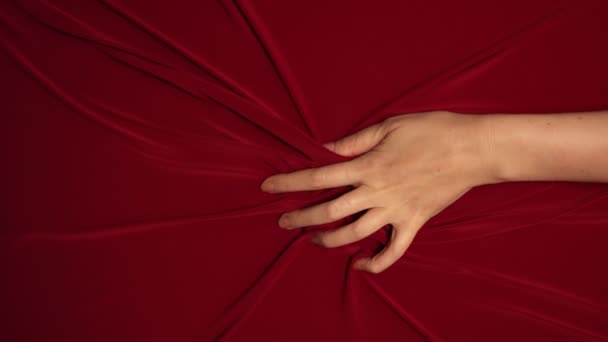 Femme Main Presse Passionnément Drap Lit Rouge Concept Amour — Video