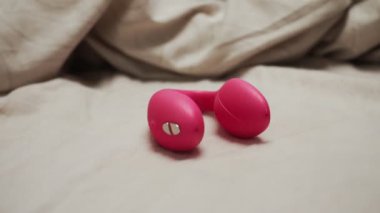 Kadın titreşimli g-noktası uyarıcısı alıyor.