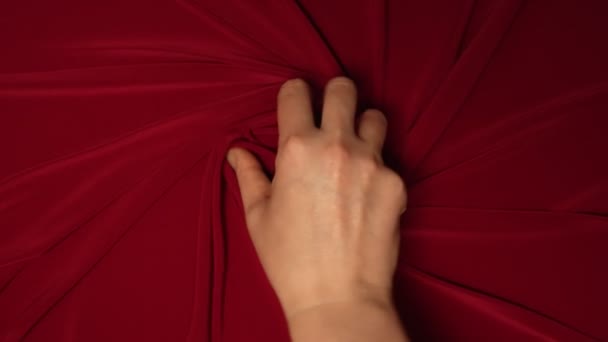 여자는 옷감을 뒤틀어 광고용 비단에 적합하다 — 비디오