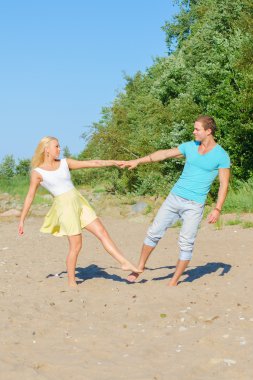 Člověk dělá vítaným gestem s úvodní slovo.