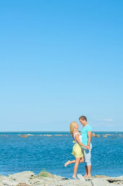 Imagen de pareja joven y romántica junto al mar. Espacio para texto . —  Fotos de Stock
