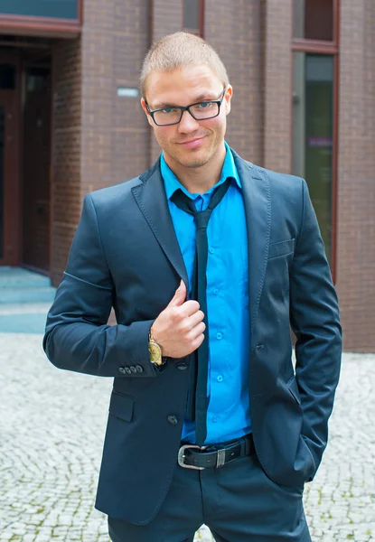 Stijlvolle zakenman in bril op de straat. — Stockfoto