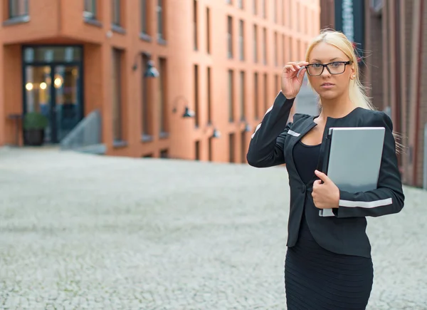 Jonge zakenvrouw in bril met netbook. — Stockfoto