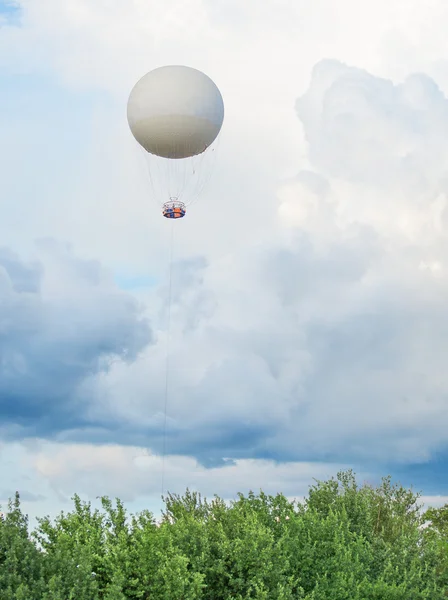 Vastgebonden aerostat de ballon. plaats voor tekst. — Stockfoto