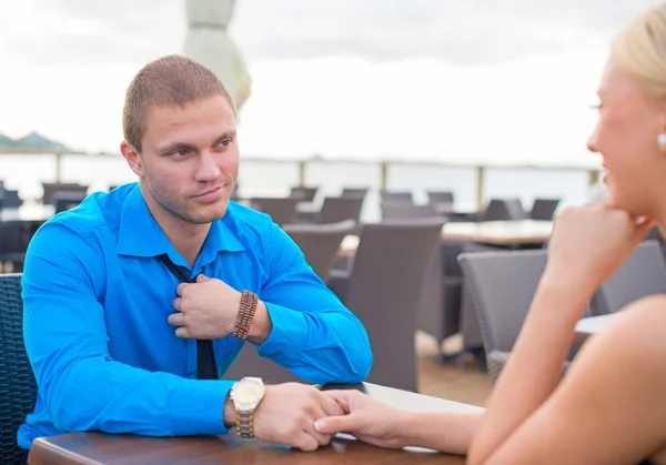 Hombre haciendo propuesta a la mujer en el café al aire libre . —  Fotos de Stock