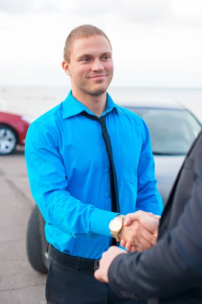 Affärsmän skakar hand över en del. — Stockfoto