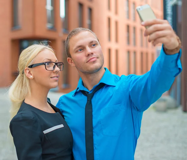 Kontorsarbetare tar selfie med mobiltelefon. — Stockfoto