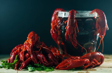 Pişmiş kerevit ve bir bardak bira..