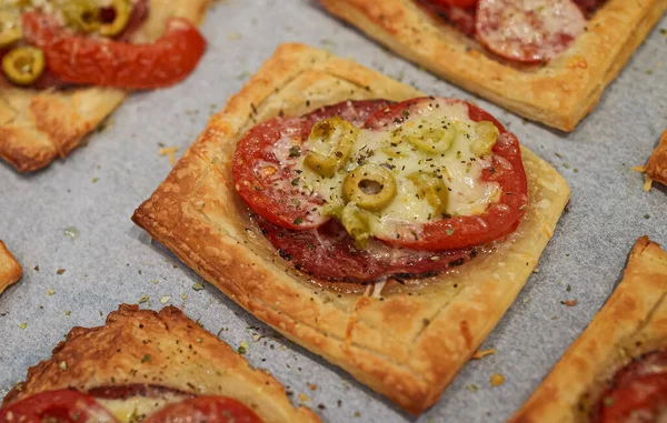 Gebackene Quadratische Mini Pizzen Mit Salami Käse Oliven Und Tomaten — Stockfoto