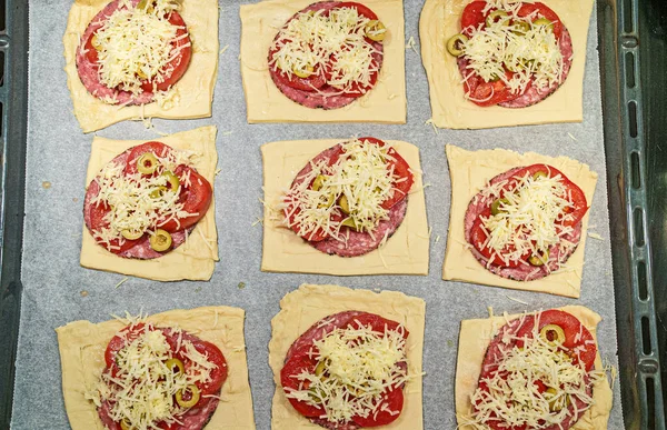 Quadratische Mini Pizzen Mit Salami Käse Oliven Und Tomaten — Stockfoto