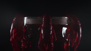 Kaynamış kerevit, bira bardağında asılı..