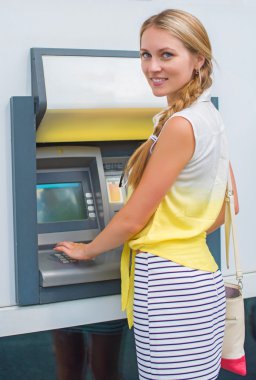 güzel kadın bir atm para çekme.