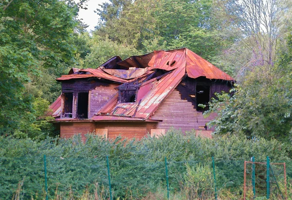 Παλιό σπίτι καμένα στο δάσος. — Φωτογραφία Αρχείου