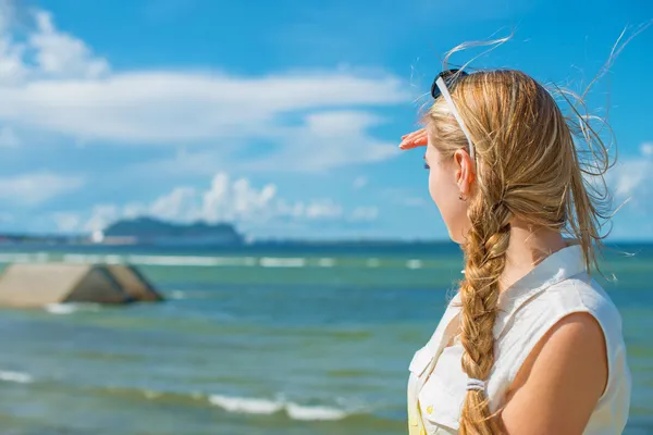 Woman standing near the sea and waiting for the ship. — Stock Photo, Image