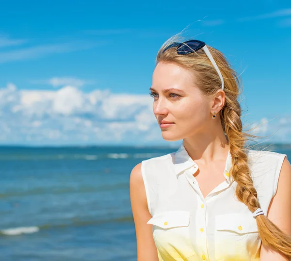 Porträtt av en vacker flicka på stranden. — Stockfoto