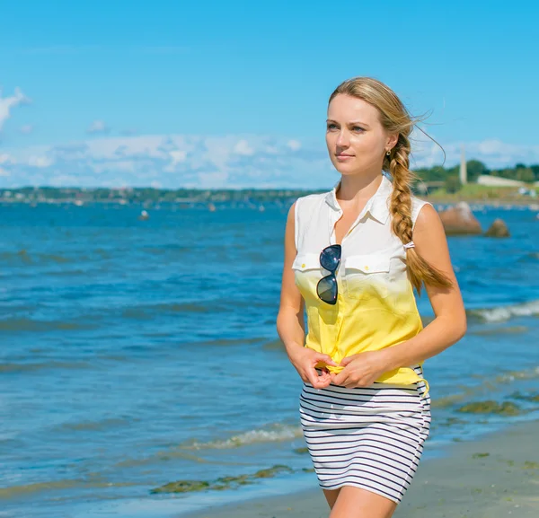 Mooie jonge vrouw lopen in de buurt van de zee. plaats voor tekst. — Stockfoto