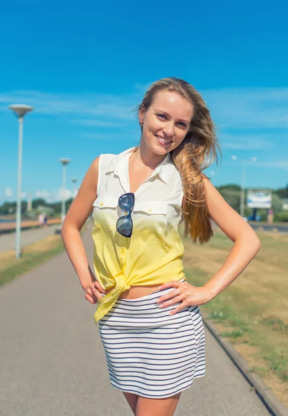 Schöne junge Frau posiert auf der Straße. — Stockfoto