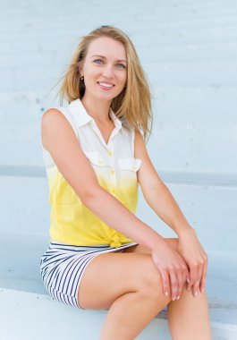 güzel bir genç kadın üzerinde boş Stadyumu oturma.