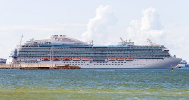 bağlantı noktası bağlama üzerinde büyük yolcu gemisi.