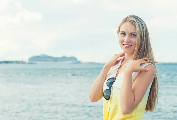 Vacker ung kvinna poserar nära havet. — Stockfoto