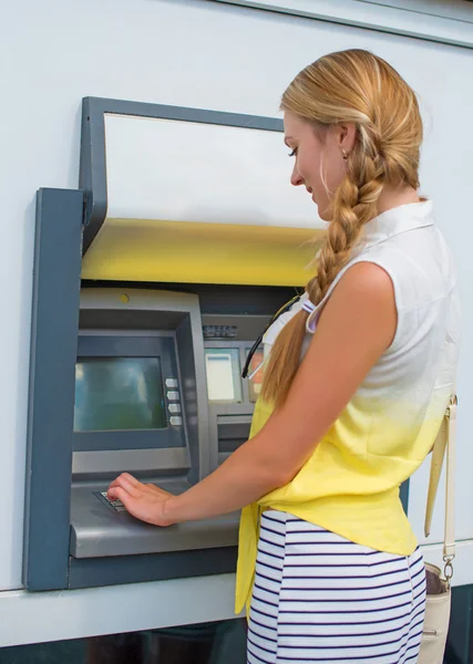 Hübsche Frau hebt Geld am Geldautomaten ab. — Stockfoto
