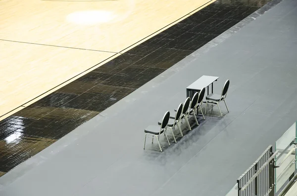 Cadeiras vazias para treinadores na arena de basquete . — Fotografia de Stock