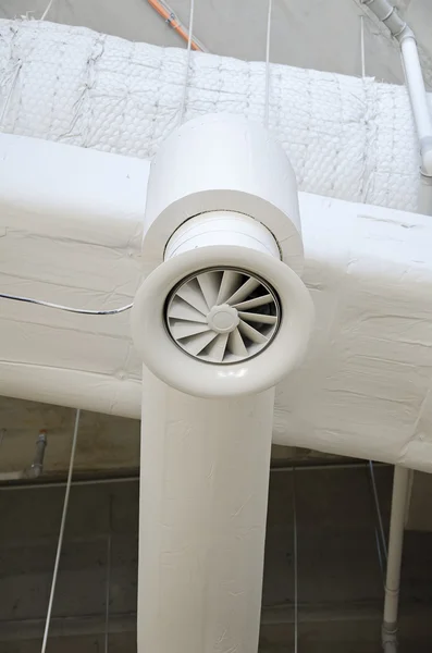 Tubo de ventilación de acero industrial dentro del edificio . —  Fotos de Stock