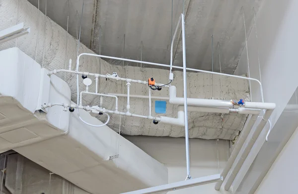 Industriële stalen ventilatie pijpen binnenkant van gebouw. — Stockfoto