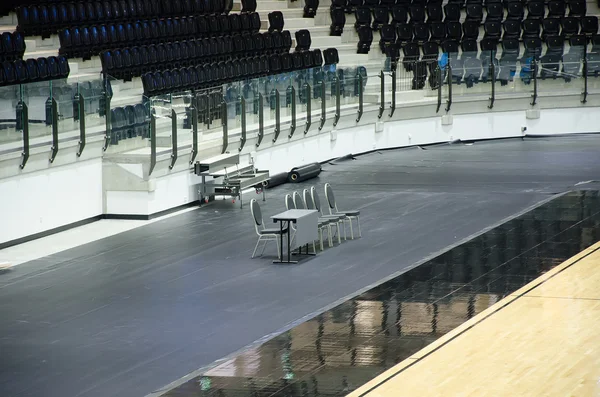 Cadeiras vazias para treinadores na arena de basquete . — Fotografia de Stock