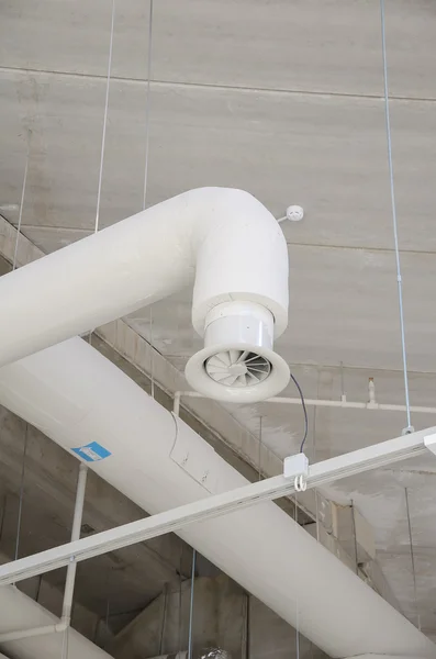 Tubo de ventilación de acero industrial dentro del edificio . — Foto de Stock