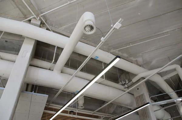 Tubos de ventilación de acero industrial dentro del edificio . — Foto de Stock