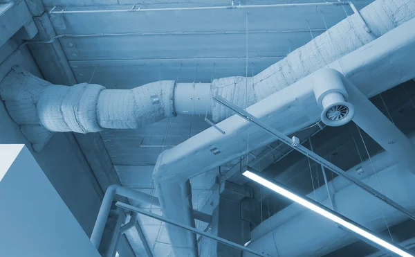 Industriell stål ventilationsledningar inne i byggnaden. — Stockfoto