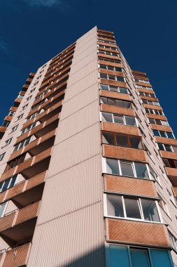 Balkonları olan Sovyet tarzı bir apartman..