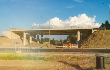 Viyadük köprüsü yapım aşamasında. Çok katlı bir yol kavşağının yapımı.