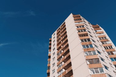 Balkonları olan Sovyet tarzı bir apartman..