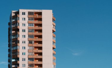 Balkonları olan Sovyet tarzı bir apartman..