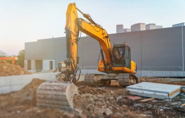 Sarı Ekskavatör inşaat sitesinde çalışan.