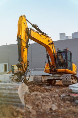 Sarı Ekskavatör inşaat sitesinde çalışan.